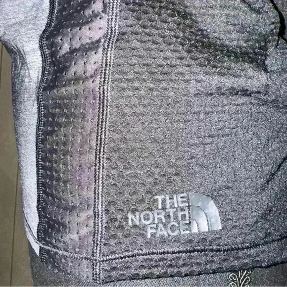 Northface Flashdry Workout Tops - Picture 2 of 7